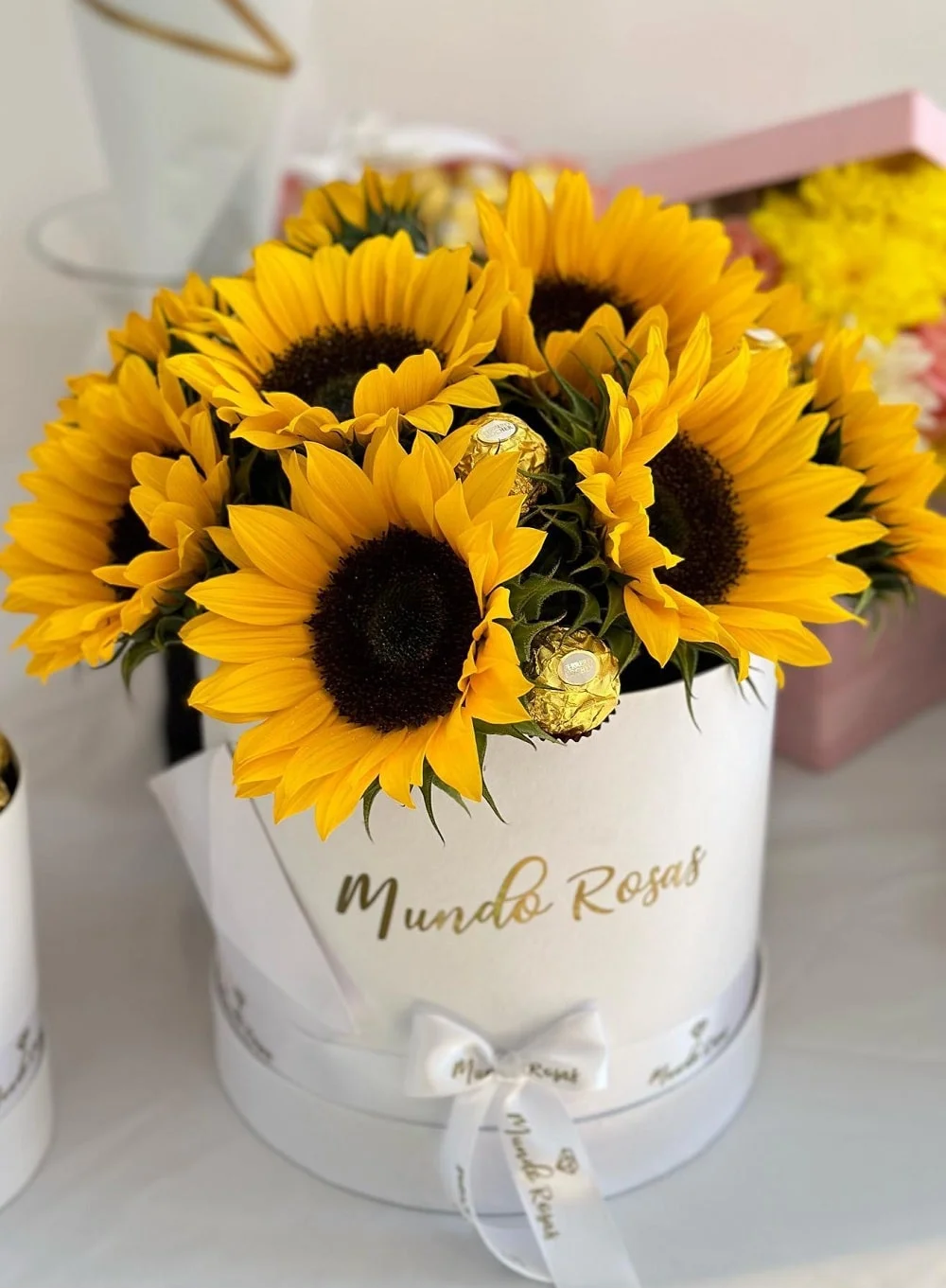 Caja de girasoles y chocolates